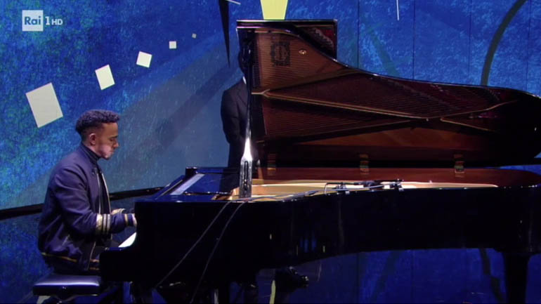 Ταλέντο και στο πιάνο ο Hamilton